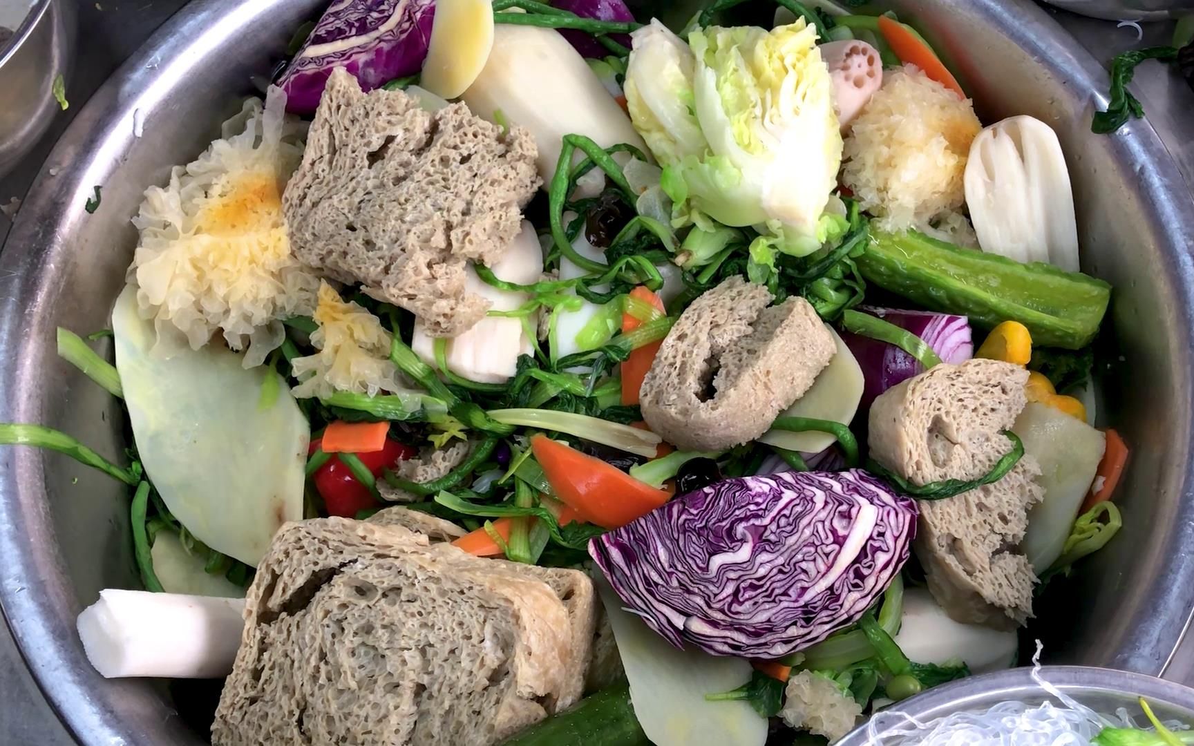 大叔街边卖凉菜9块钱一斤,满满一大盆有20样,味道很特别!