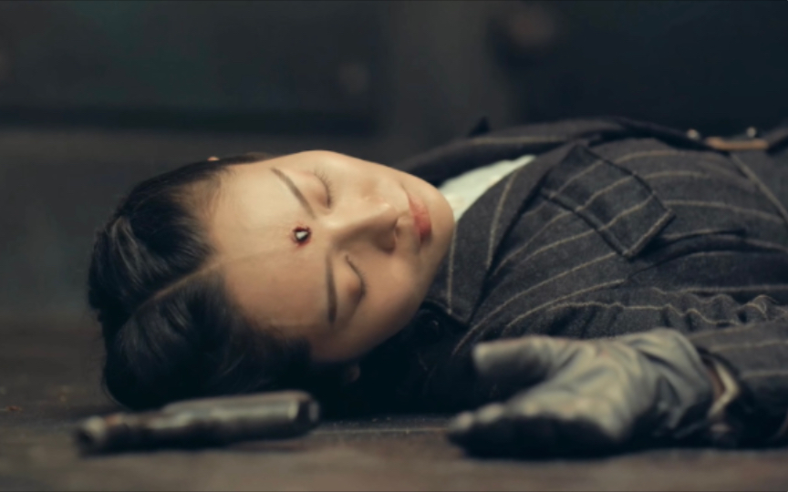 黑衣女被一枪爆头