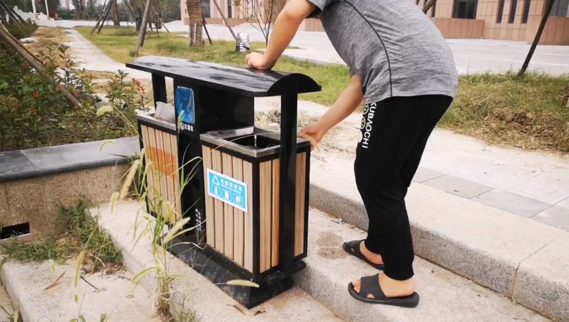 古法养鱼--帅气小伙为了抓田螺,不顾形象去翻垃圾桶.