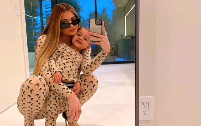 和kylie一起玩粉笔的stormi