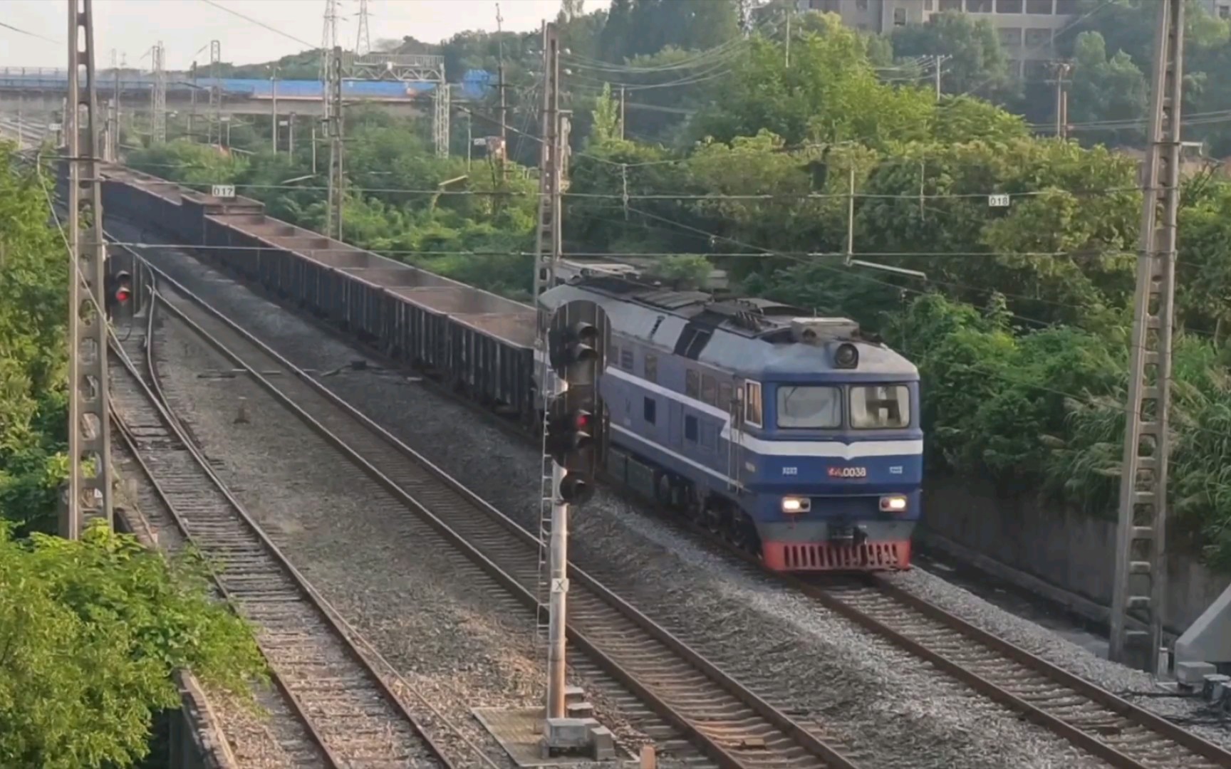 武局南段df8牵引c16ak/cfk等混编敞车出乌龙泉站