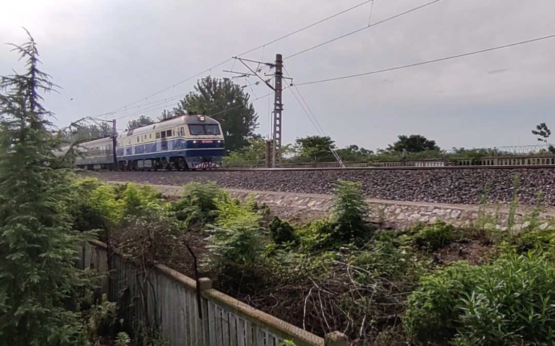 df11-0176牵引k348次列车通过永宁镇站