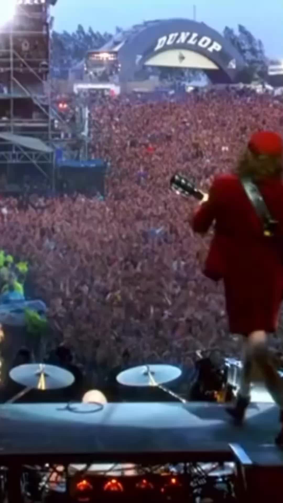 The crowds THUNDERSTRUCK with Angus Young (AC/DC )哔哩哔哩bilibili