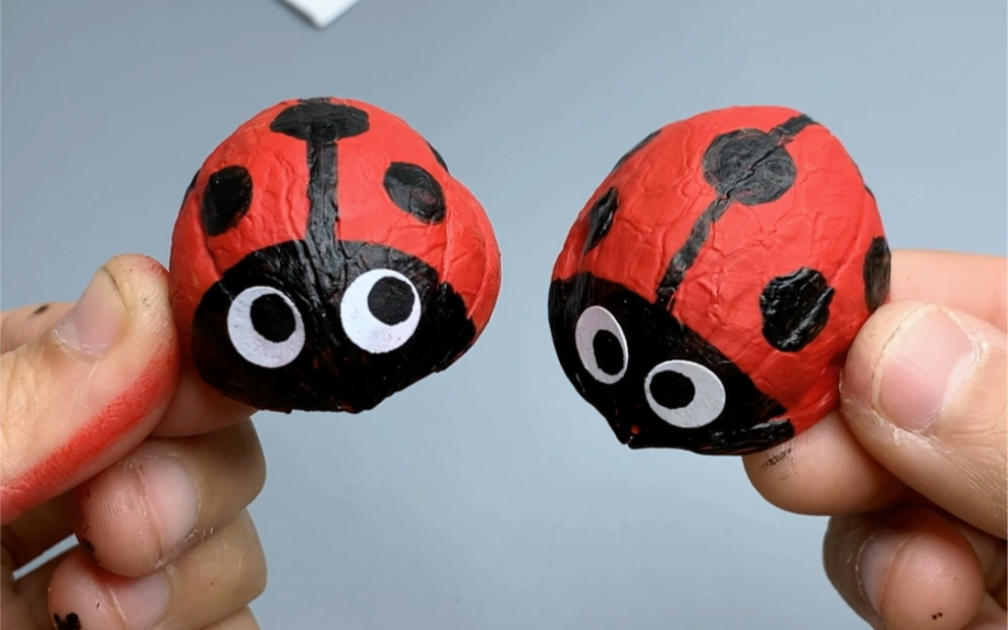 春天来了,用吃完的核桃壳,制作两只可爱的小瓢虫,非常简单快来试试