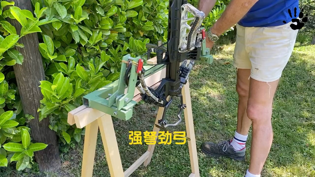 国外复合十字弓户外上弦展示