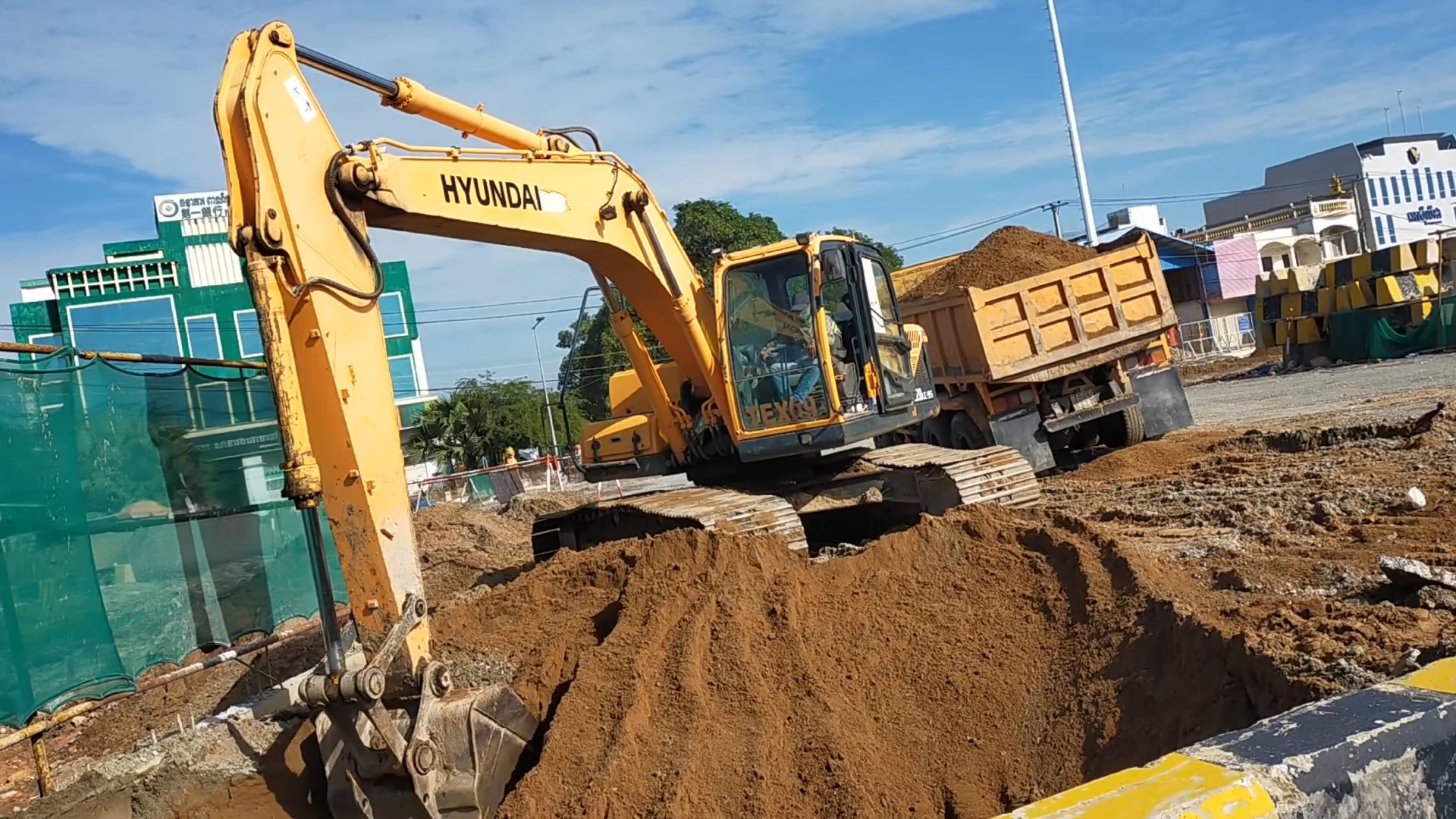 挖掘机cat道路施工
