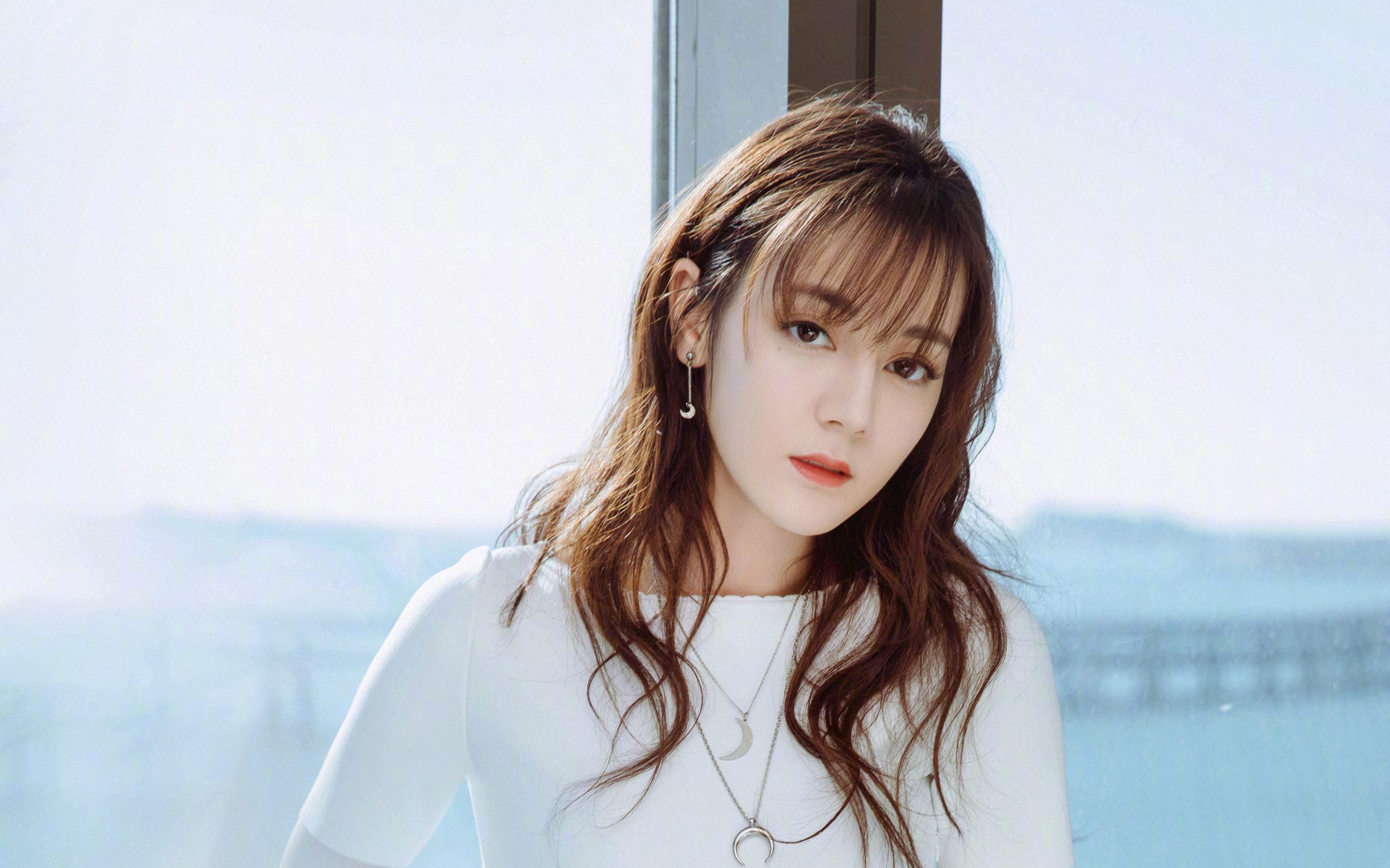 吴磊迪丽热巴戴着口罩现身发布会!一黑一白羽绒服,穿出了cp感