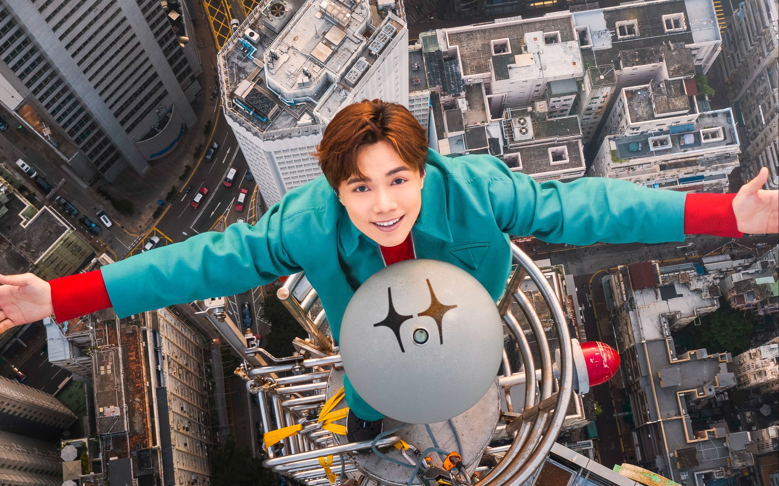 张敬轩攀246米楼顶拍海报 被老鹰虎视眈眈