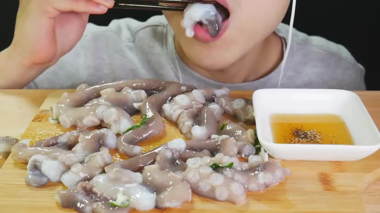 玲玲姐活吃章鱼.