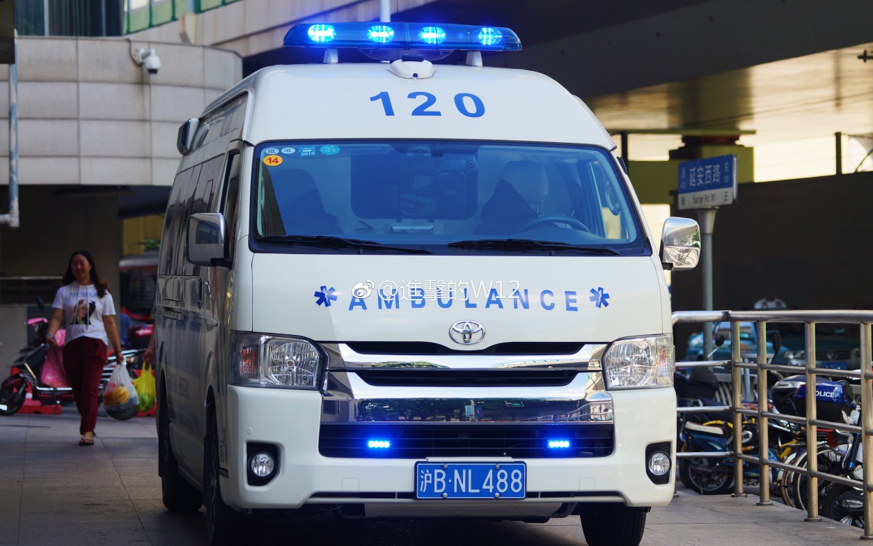 使用日本纯进口派特莱警报器警示灯的上海急救车音量全开炸街中!