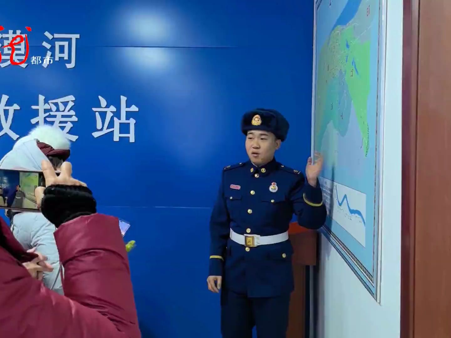 冬季旅游火热 消防员变身"导游"