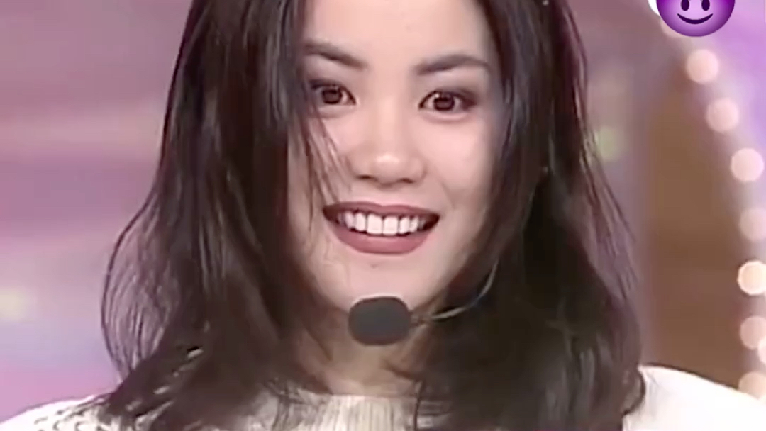 1992年的欢乐满东华上王菲伸手进蜜蜂箱唱歌的名场面大家还记得吗