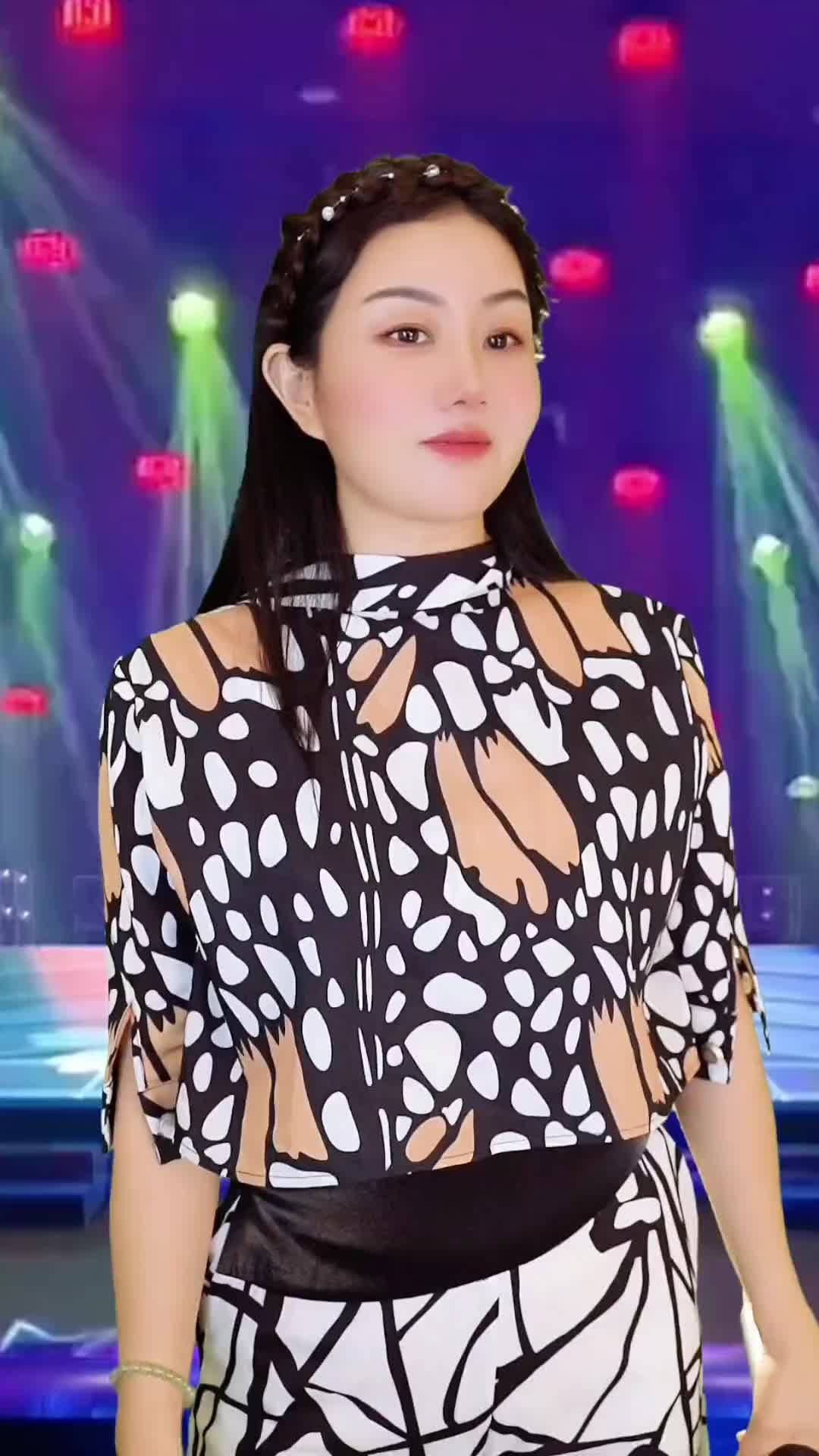 网络女歌手王馨图片