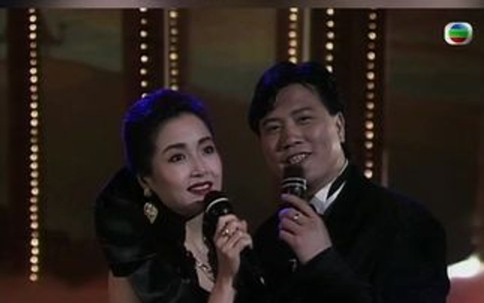 1992年,香港举行了一场热闹的婚礼,新郎是著名演员万梓良,新娘是知名演员恬妞.婚礼主持人是邵氏电影公司的老板邵逸夫,伴郎是周星驰.哔哩哔哩...