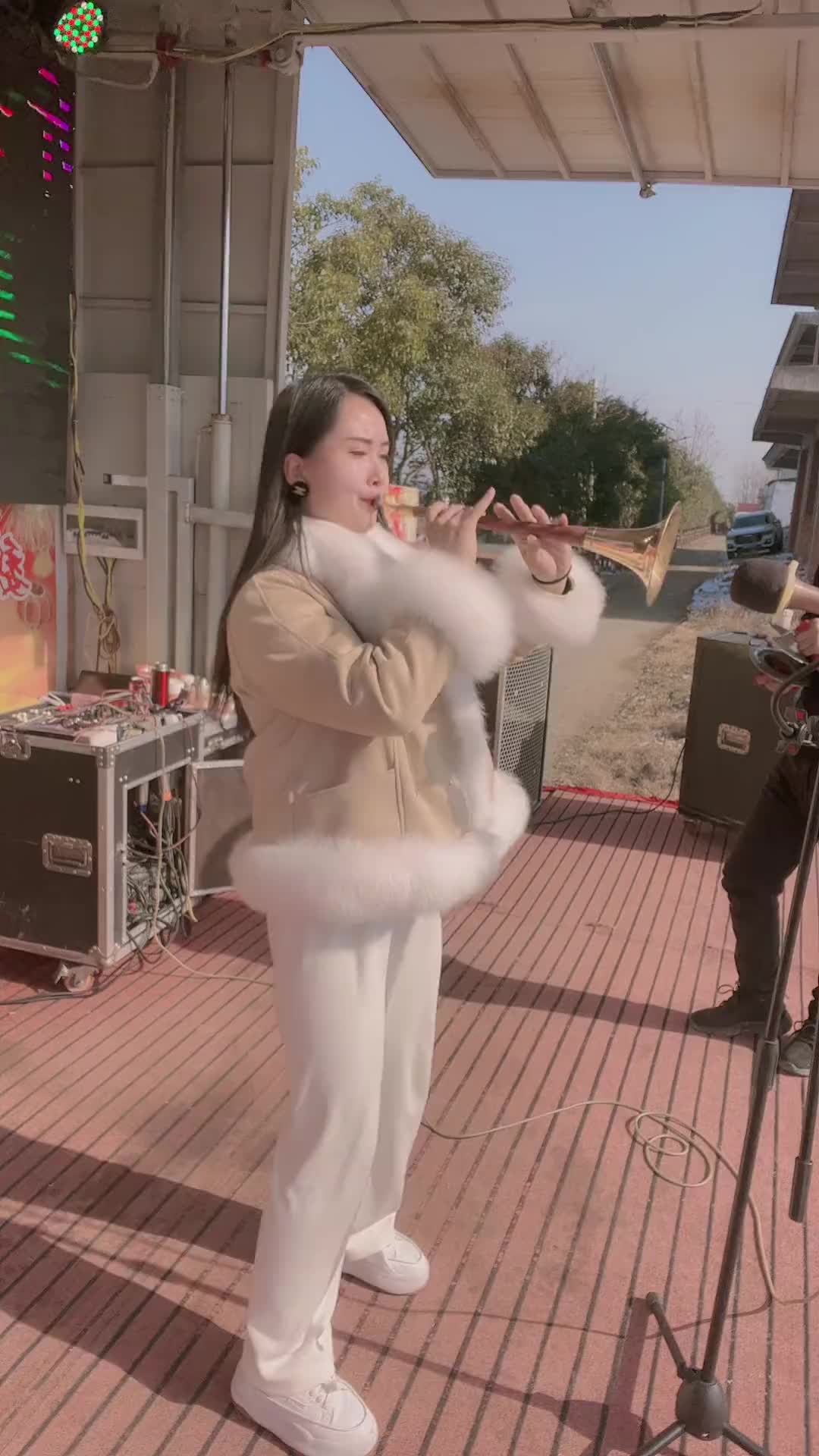 演出现场视频唢呐农村大舞台希望朋友们新的一年都能走个桃花运