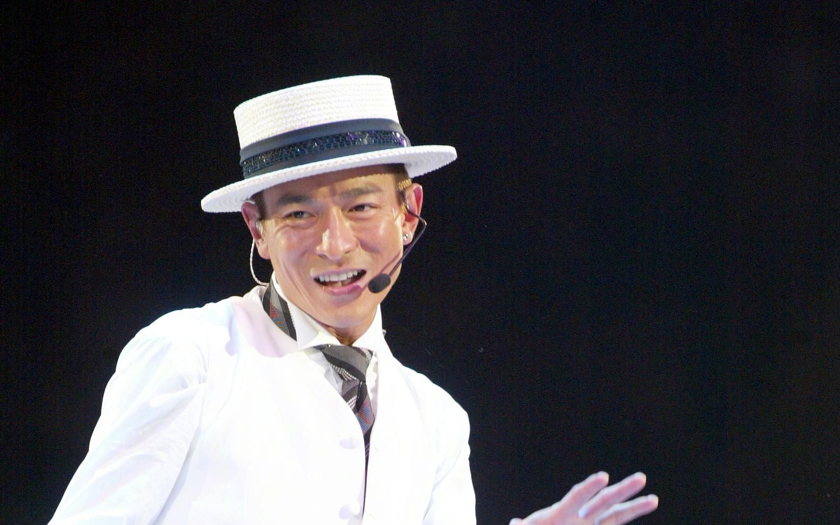 刘德华给鲁豫剪头发,厉害了华仔