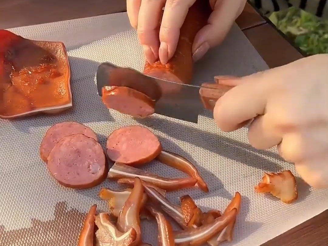 连菜板 都有一次性的了,生熟荤素分开切,不用再买一堆菜板了