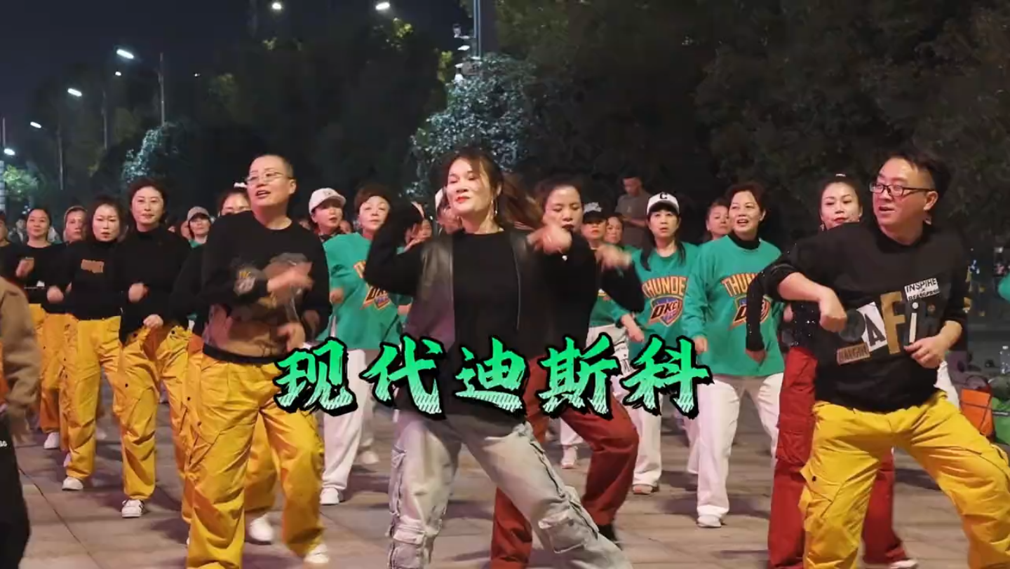 广州地铁14号线嘉禾望岗b出口 街头广场舞《现代迪斯科》