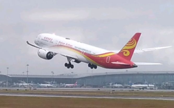 海南航空波音boeing7879型梦想客机广州白云国际机场洞幺跑道排队起飞