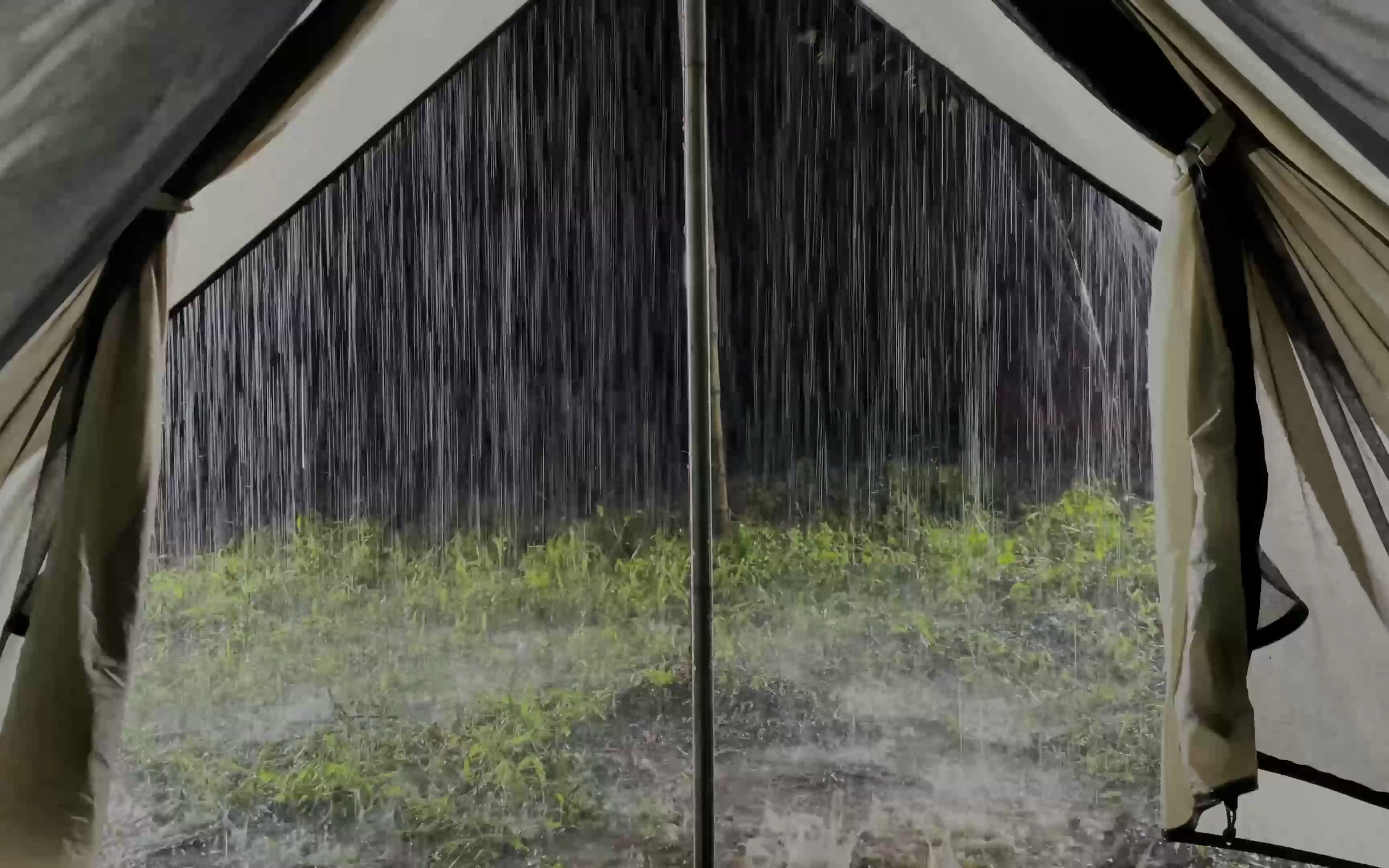 [图]雨夜在帐篷中入睡&森林中大雨和雷声