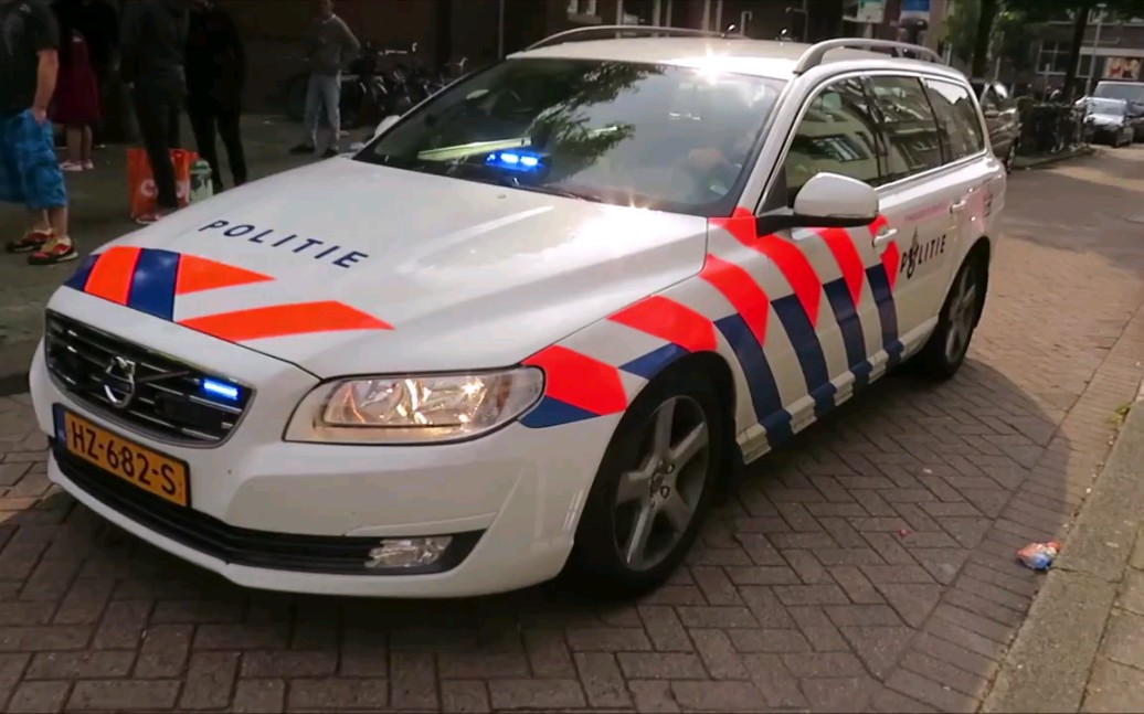 荷兰警方接获疑似爆炸物线报,大量警车和防爆小组紧急赶往现场_哔哩