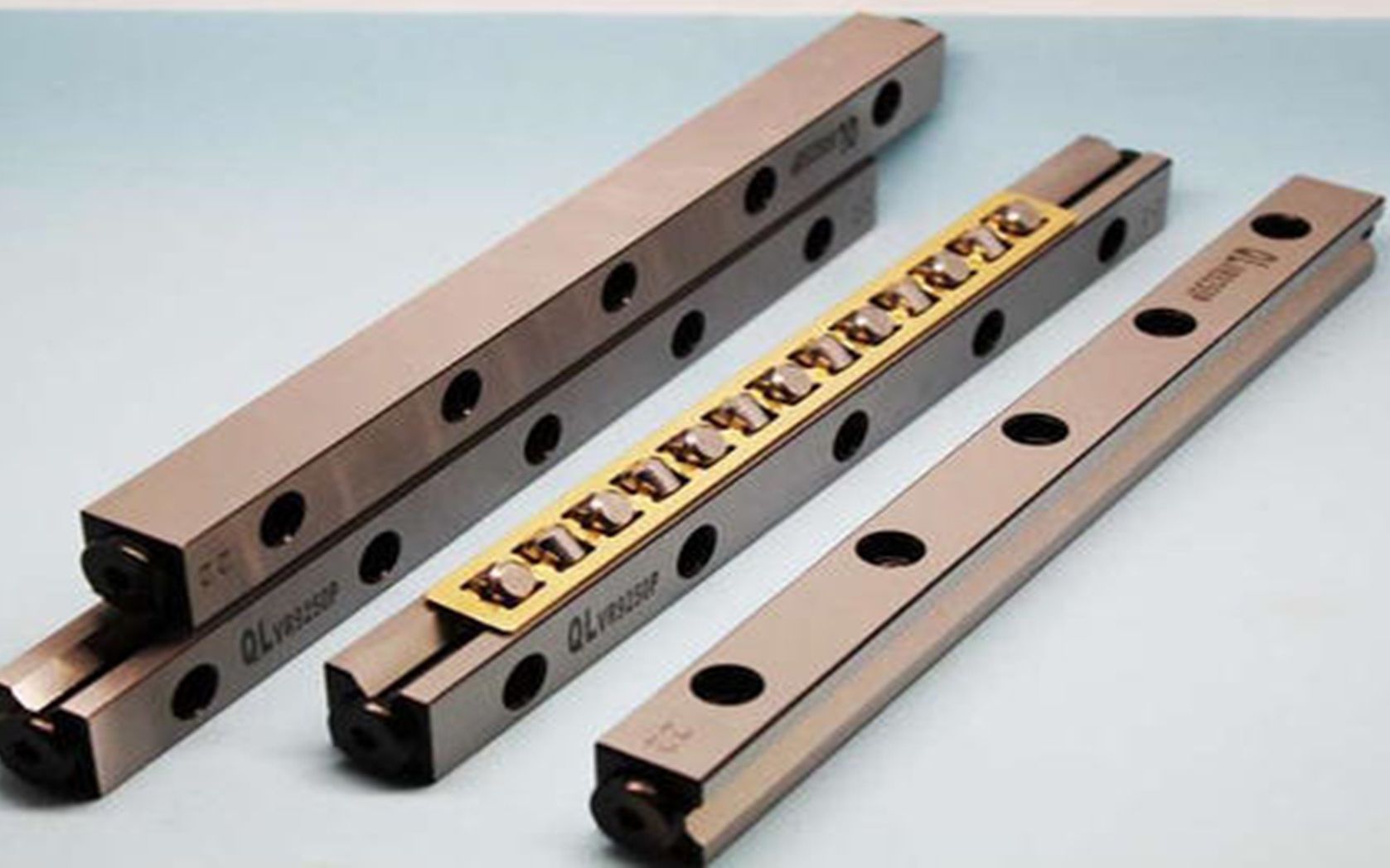 交叉滚柱导轨是什么?跟直线导轨对比如何?