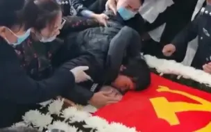 Скачать видео: 陕西35岁民警因公牺牲，送别现场妻子含泪献上最后一吻！