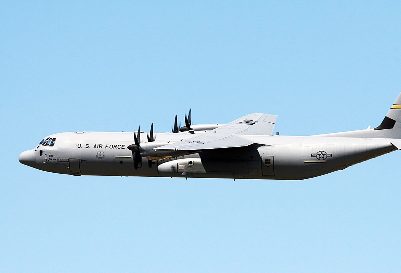 130j 超级大力神在着陆/起飞时制造壮观的沙尘暴,场面