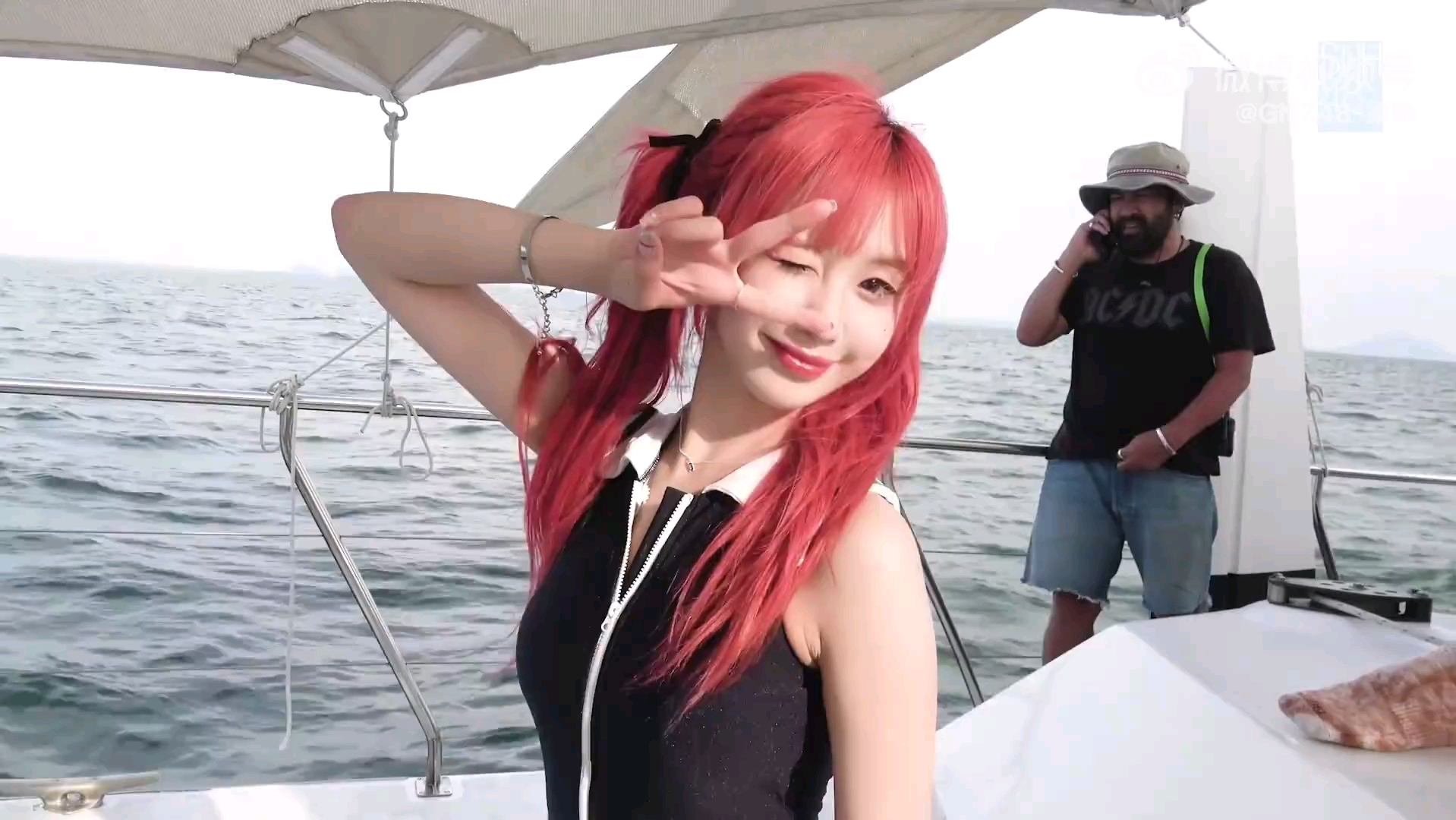 230602梁娇梁乔水着