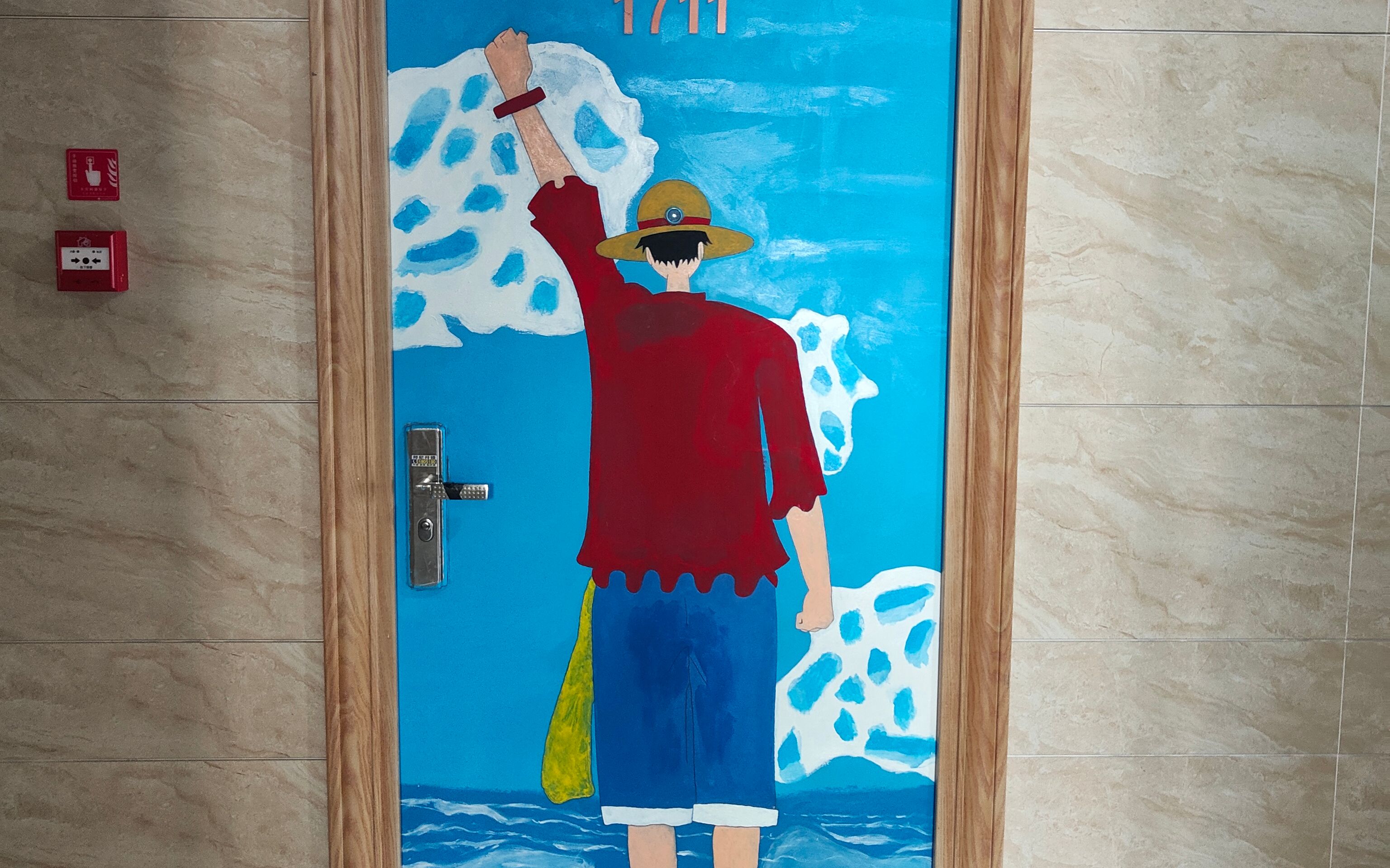 在大门上用丙烯颜料画一个路飞成不了海贼王至少我的门是海贼门哈哈哈