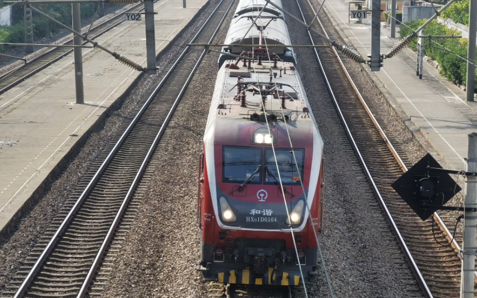 中国铁路上局沪段hxd1d0164牵引k1108次列车莘庄站2道发车