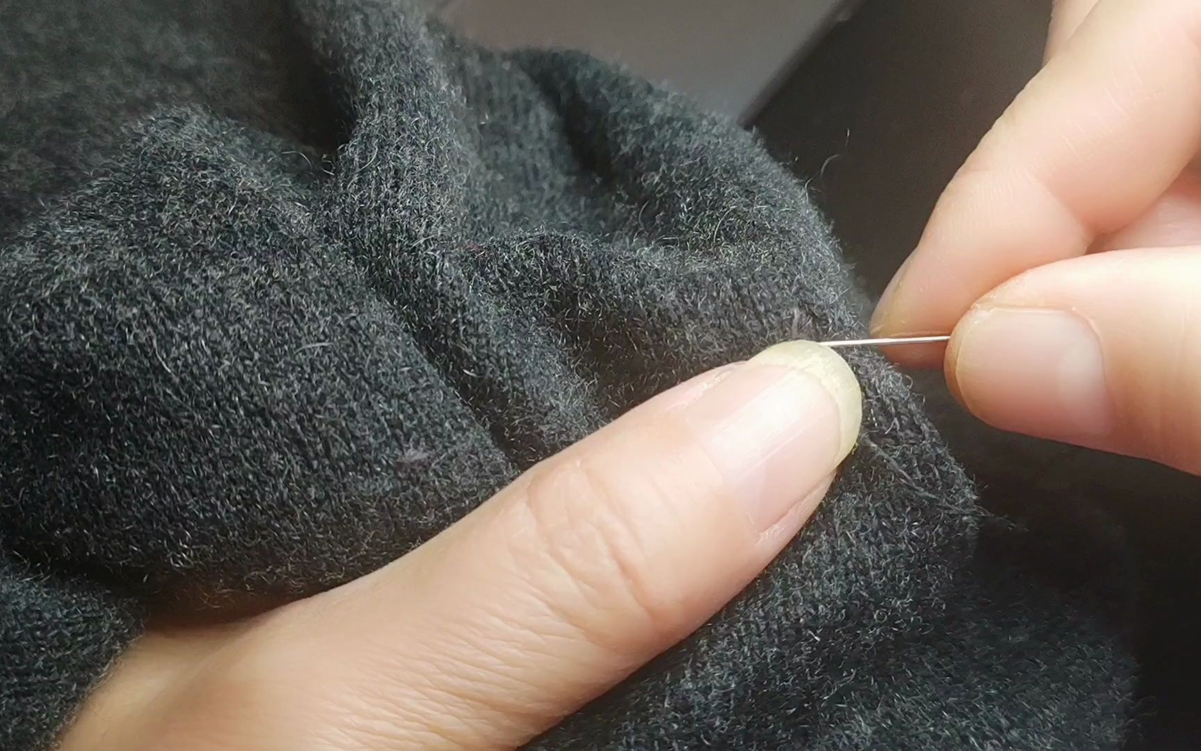 这么详细啊!毛衣织补找原线合缝织补过程