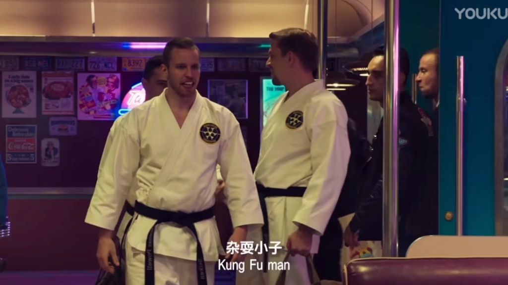 叶问4李小龙一打三与老外当街对打双截棍自创截拳道打着老外找不着北