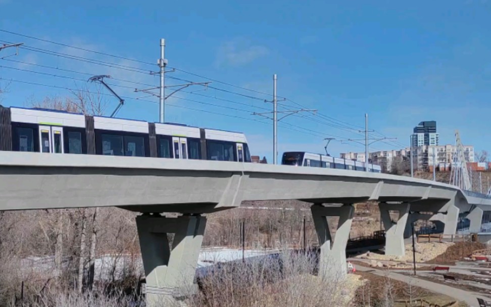 埃德蒙顿轻轨河谷线(暂未开通)交汇通过河谷大桥展线