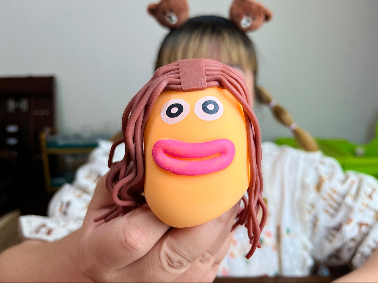 今天我们来吃吃糖果玩点搞笑的玩具吧