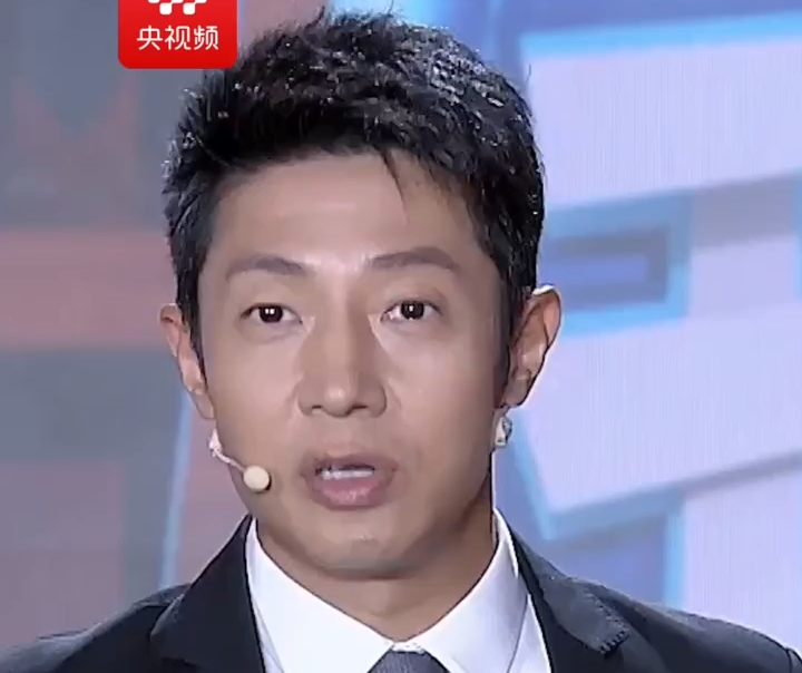 "在郑泉水院士专注的时候,撒贝宁被选择性"过滤"掉了!