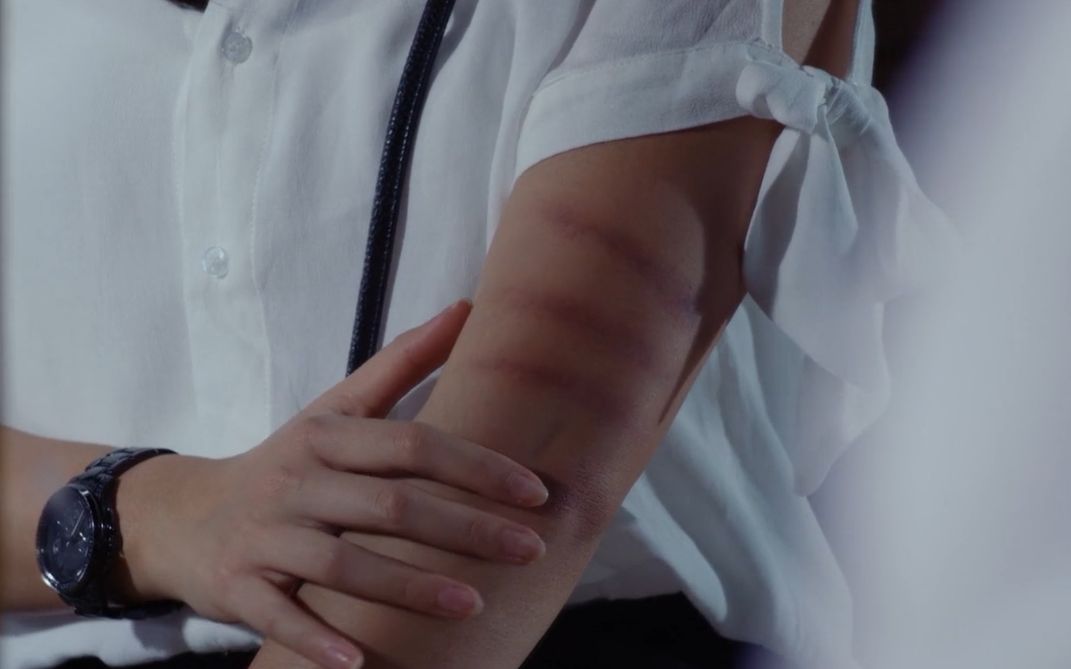 妹妹总说老宅有鬼,姐姐不相信非要住,一夜后身上出现抓痕