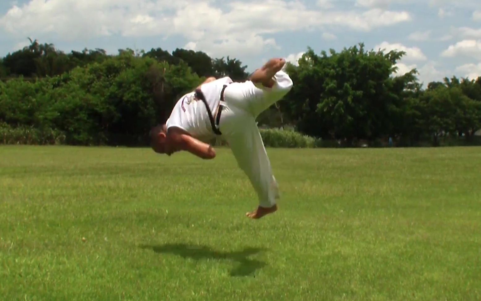 巴西战舞capoeira百大特技动作教学20版第036号动作踢月转体踢月枯叶