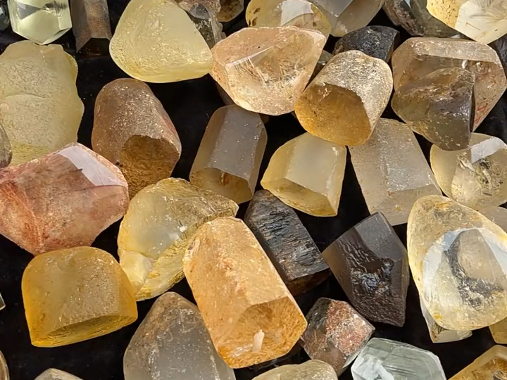 水晶大集上的水晶原石