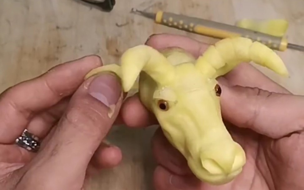 萝卜雕刻牛头雕的不好仅供参考,拍的不好多多关照,感谢大家的支持78