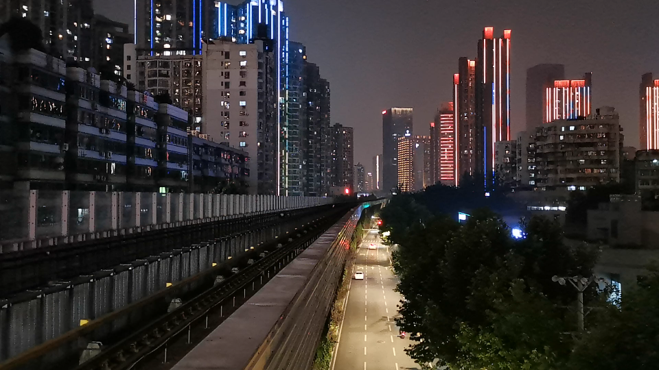 武汉地铁1号线加速驶出大智路站