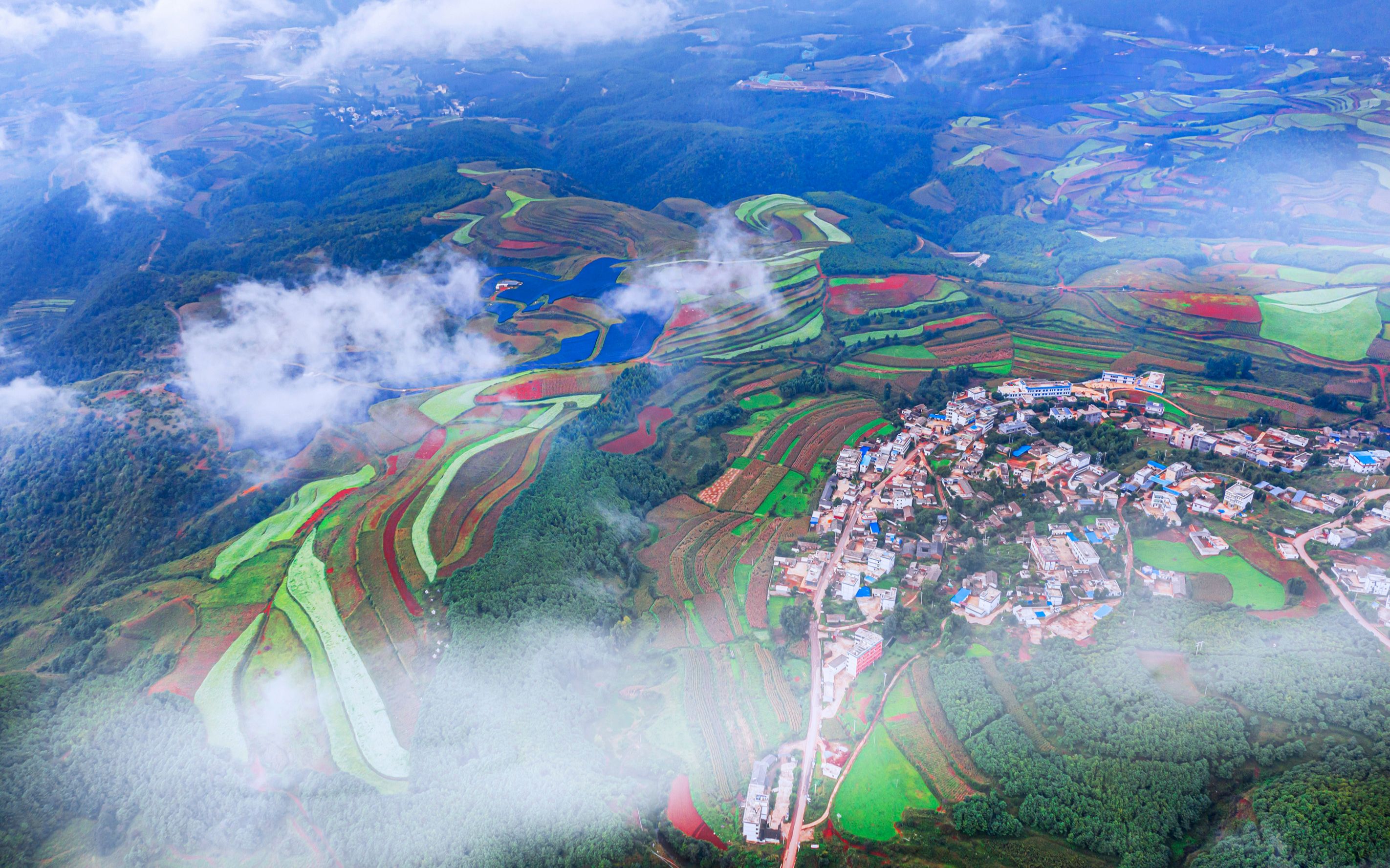 航拍云南:秋游东川,穿云破雾看红土