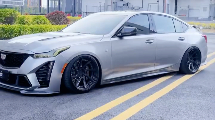 凯迪拉克ct5 百改降为先,凯迪拉克玩的就是姿态低趴,搭配锻造轮毂