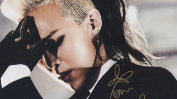 权志龙 亲笔签名照片 含证书裱框