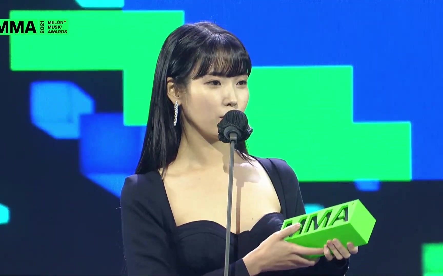 【IU】【onlyU字幕组】211204 IU 2021 MMA 最佳女SOLO 颁奖中字哔哩哔哩bilibili