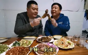 下载视频: 许昌三八路苍蝇馆子，主营麻辣羊蹄儿，店内不设菜单有啥炒啥，有点意思哦，喝完酒来一碗芝麻叶杂面条还是得得劲劲！