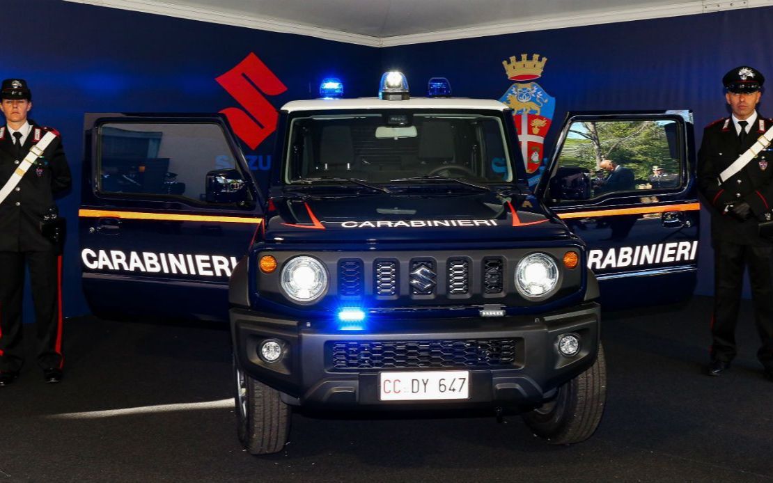 意大利国家宪兵队装备铃木吉姆尼警车,上天入地jimny 抓人抓到山沟里.