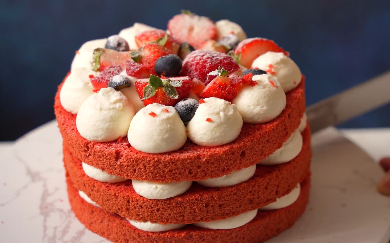 不用抹面的草莓红丝绒裸蛋糕!口感轻盈颜值超高