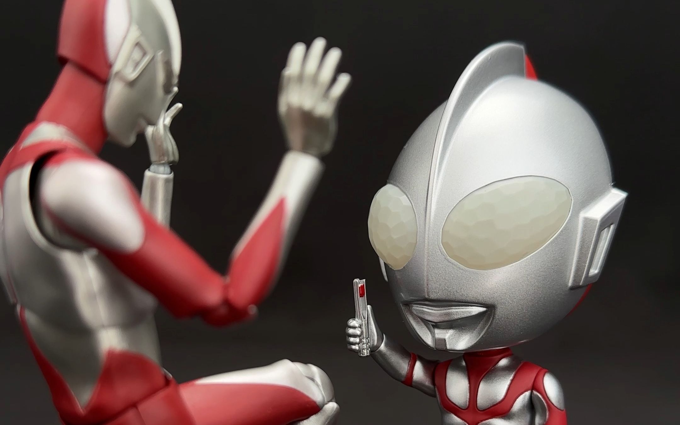 啊?头这么大的奥特曼