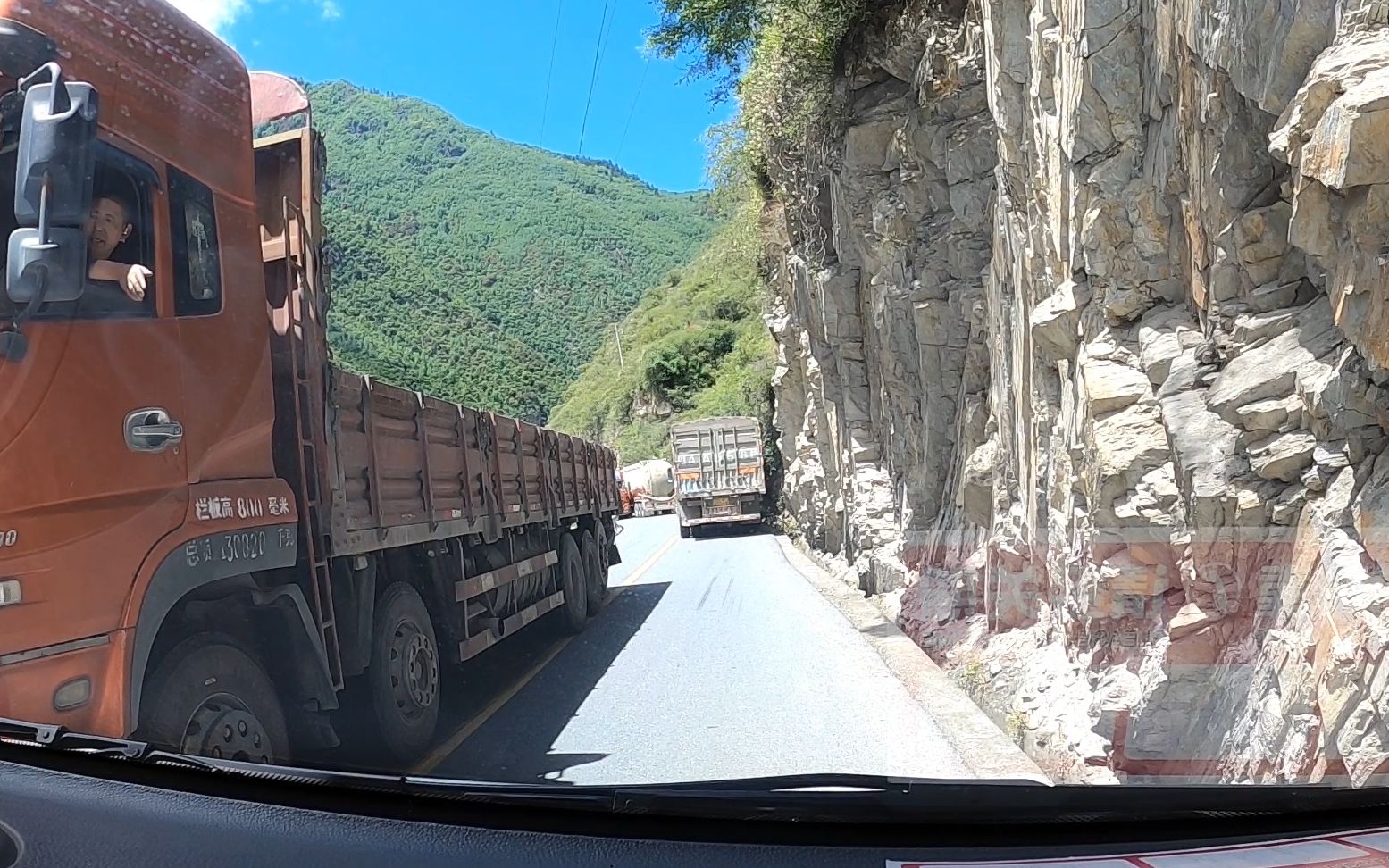 房车自驾西藏为何人们都走318看317这路况你会选哪条